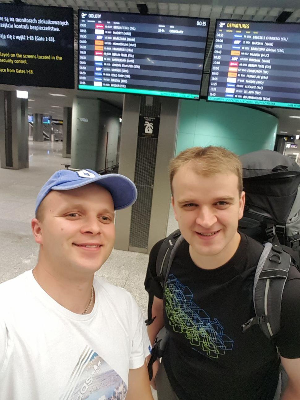 Rozlúčková selfie s veľkým bratom na letisku ;-) bolo niečo po polnoci tak buďte prosím láskavý k našim výrazom :-D
