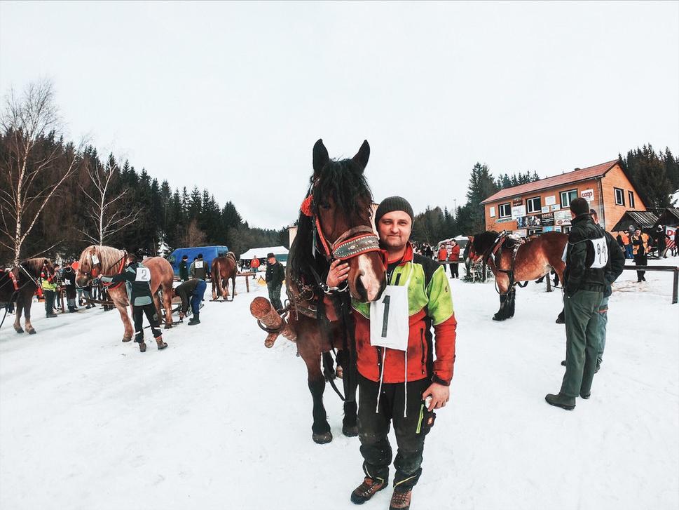 Hore: Mladý furman pózuje pred objektívom kamery.