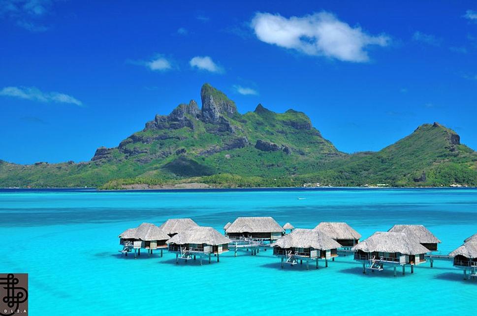 Bungalovy hotela Four season na ostrove Bora Bora. Autor: Didierlefort, zdroj: Wikimedia, Licencia: CC BY-SA 3.0.