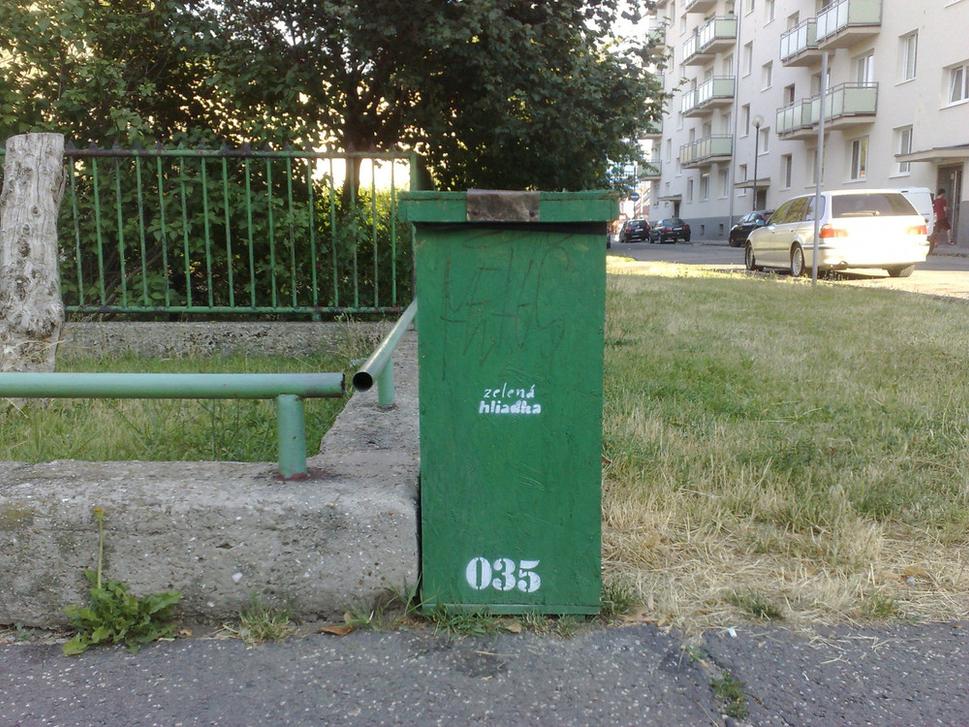 Kôš na Hálkovej vedľa budovy špeciálnej základnej školy.