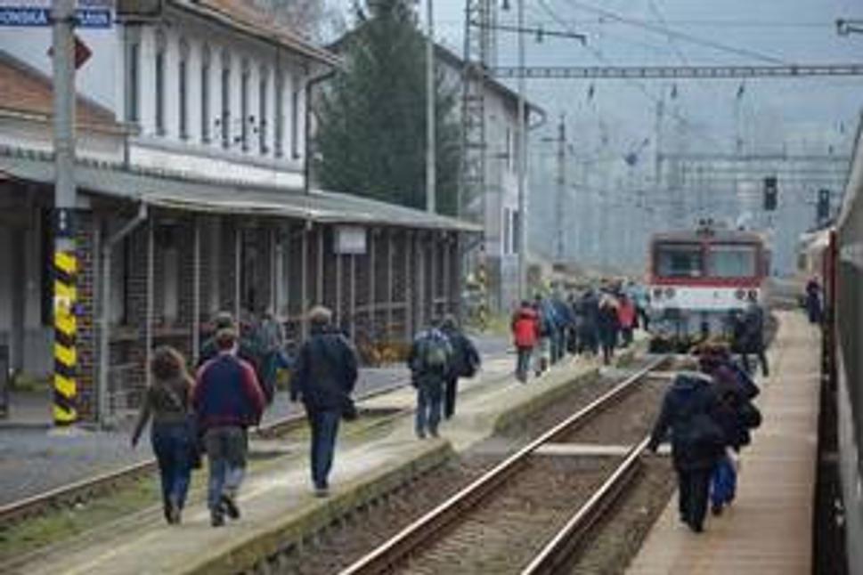 Prestup cestujúcich do B.Štiavnice z rýchlika Horehronec v stanici Hronská Dúbrava
