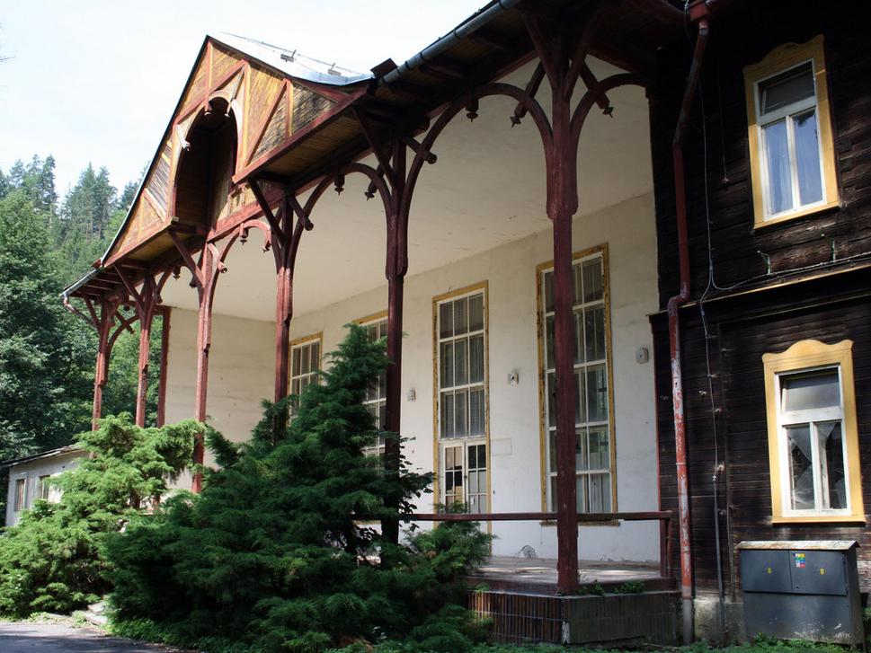 Pekná architektúra bývalého liečebného domu Ďumbier