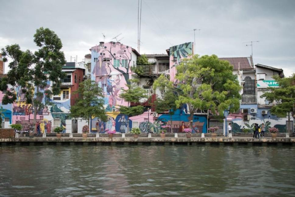 Počas plavby loďou po kanáli, alebo prechádzkou popri ňom je možné vidieť veľa streetartu