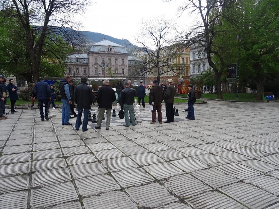 Odporúčanie od sprievodcu: Ak sa chcete naučiť nejaké ostrejšie slová, navštívte šachový súboj týchto pánov, hrajú za každého počasia