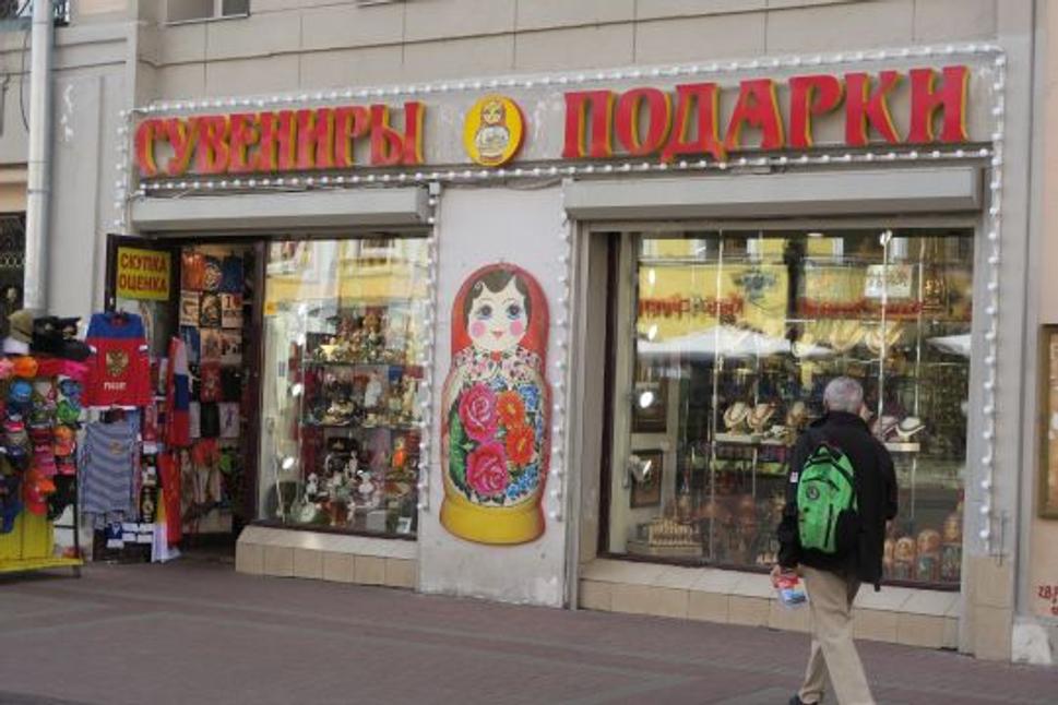 Tradičné suveníry s matrioškami.