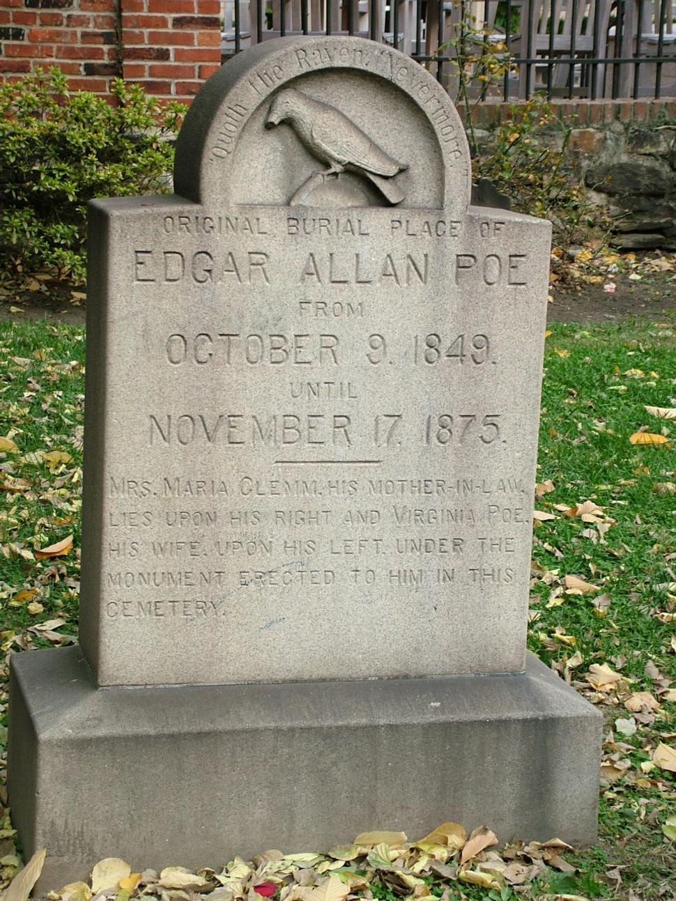 Pôvodné miesto, kde bol po svojej smrti pochovaný Edgar Allan Poe za vlhkého, tmavého a chladného dňa....