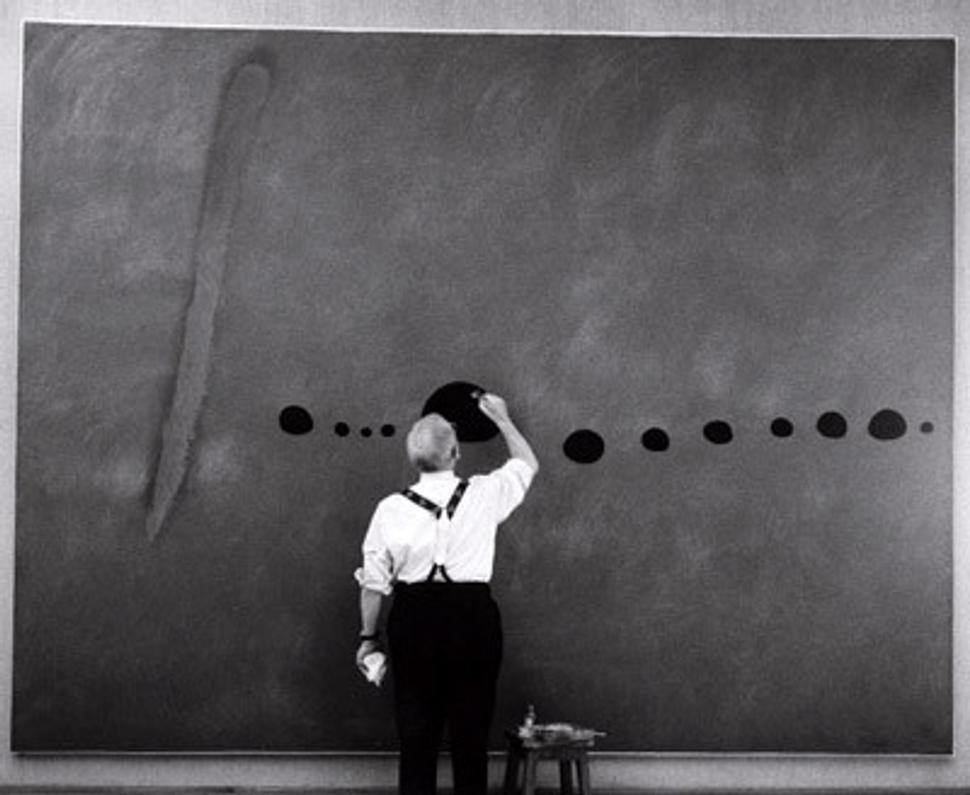 • Joan Miró i Ferrà pracuje na obraze Bleu II •