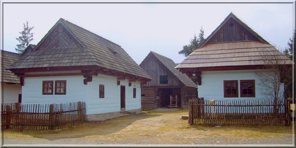 Niekde dvory boli spoločné pre dvoch susedov, pitvory obrátené proti sebe