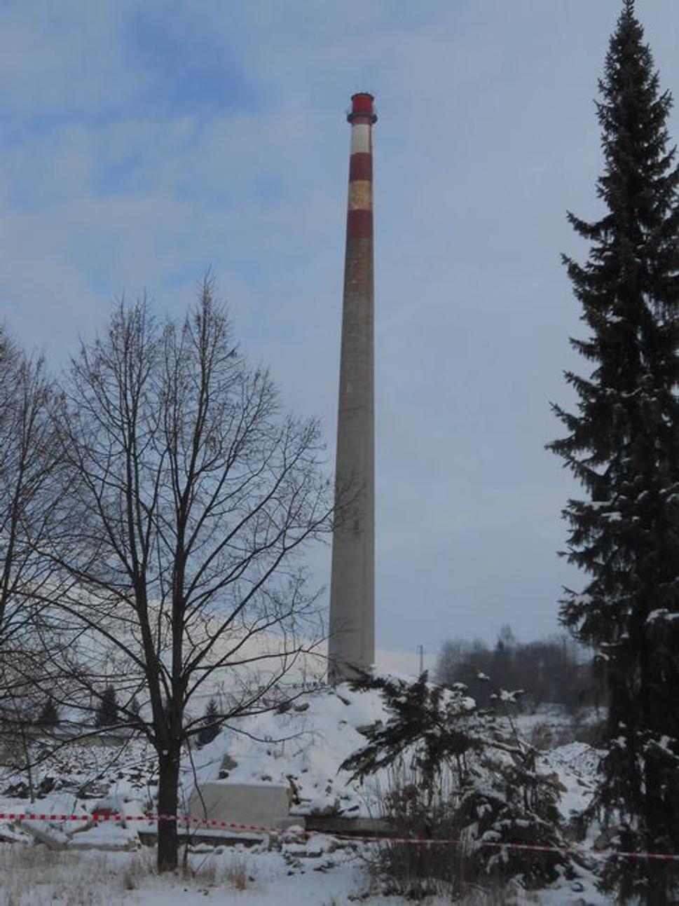 Komín a okolo neho zbúraný areál tehelne