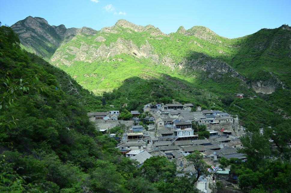 Dedinka v údolí