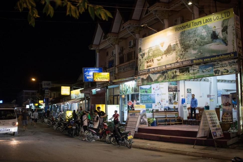 Agentúr, ktoré poskytujú zážitkové výlety je vo Vang Vieng nespočetne, turistov a podnikov tiež