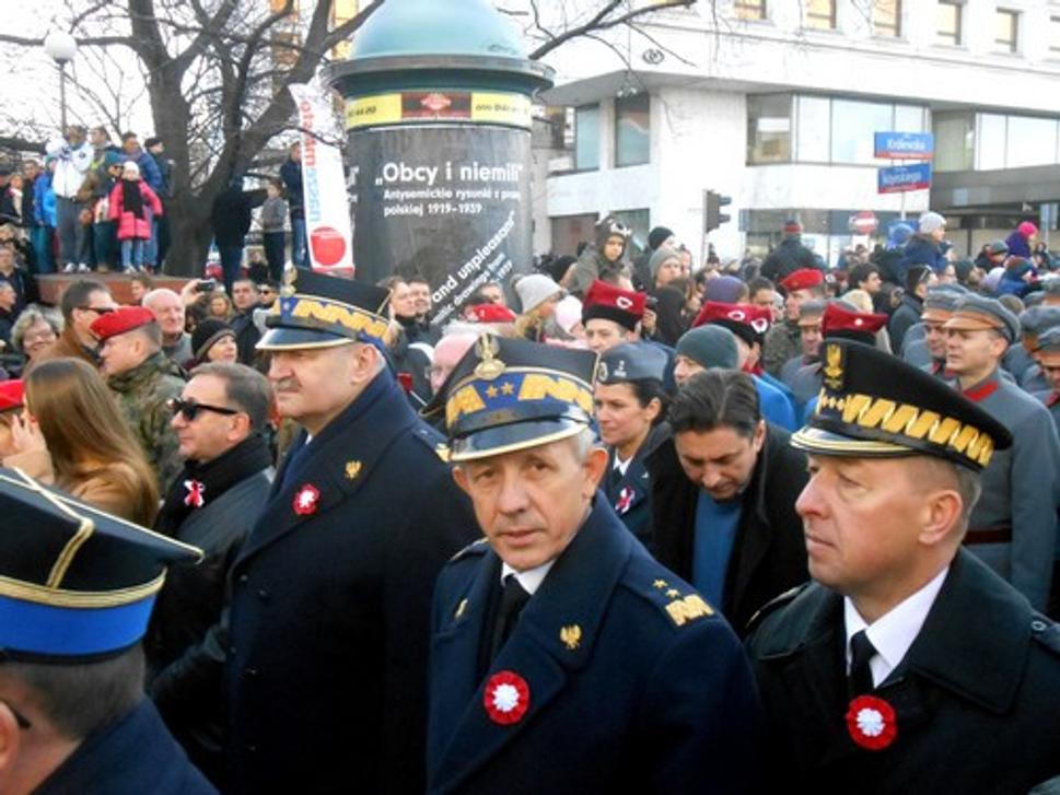 Pochod obkolesovali stovky zvedavcov