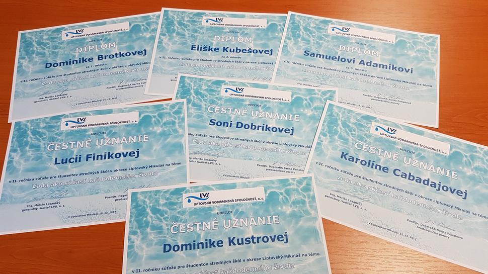 Diplomy pre študentov, ktorí svojimi prácami zaujali.