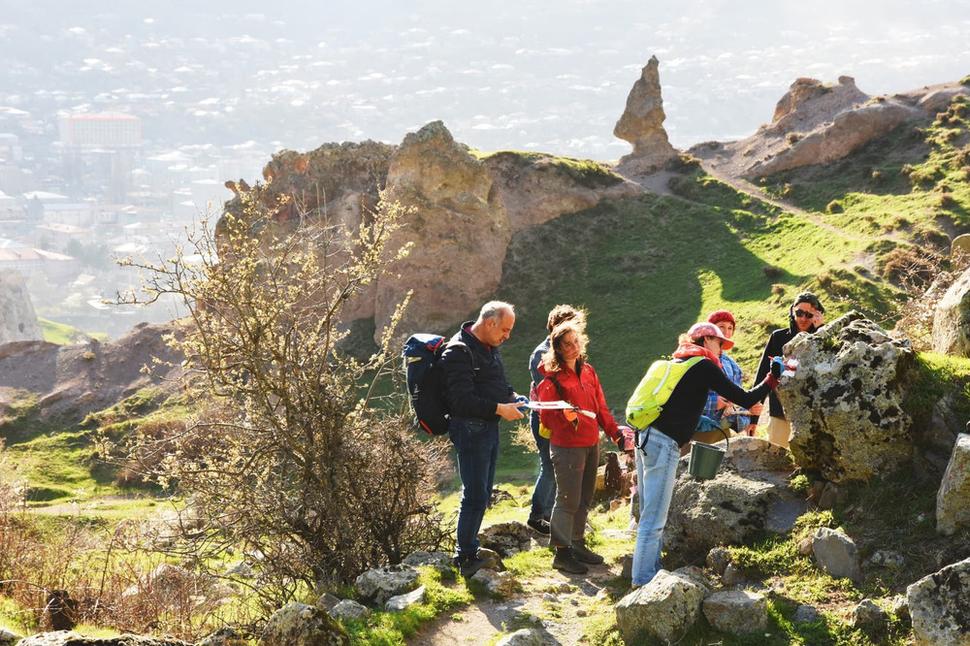 Značenie turistického chodníka nad mestom Goris miestnymi dobrovoľníkmi.