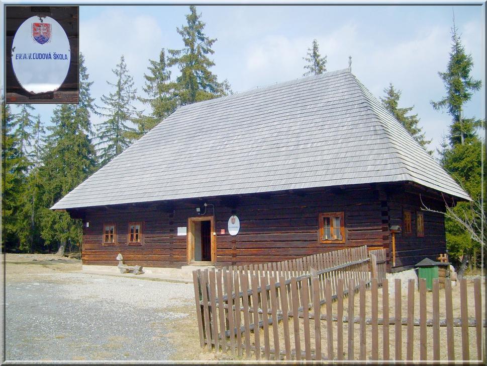 Dedinská škola z Valaskej Dubovej spod Choča neďaleko Ružomberka. Pôvodná tabuľa z 1. ČSR s nápisom "ŠTÁTNA ĽUDOVÁ ŠKOLA" a č.-s. št. znakom premaľovaná za Slovenskej republiky na "EV.A.V. ĽUDOVÁ ŠKOLA" so slov. št. znakom je z niektorej inej obce z horného Liptova, pretože Valaská Dubová bola a je katolícka dedina, evanjelickou bola len za reformácie, keď patrila do farnosti Žaškov
