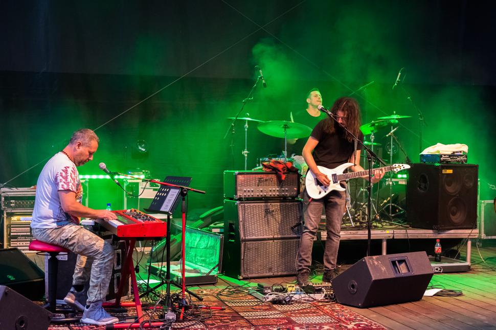 Oskar Rózsa (klávesy a spev) Martin Valihora (bicie) Adam Mičinec (gitara)