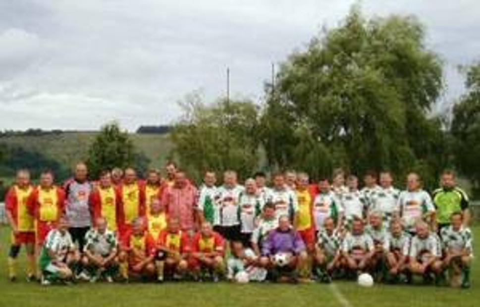 Kompletné futbalové manšafty starých pánov z Kračúnoviec a z Košíc - Barce zapózovali fotografom pred zápasom.