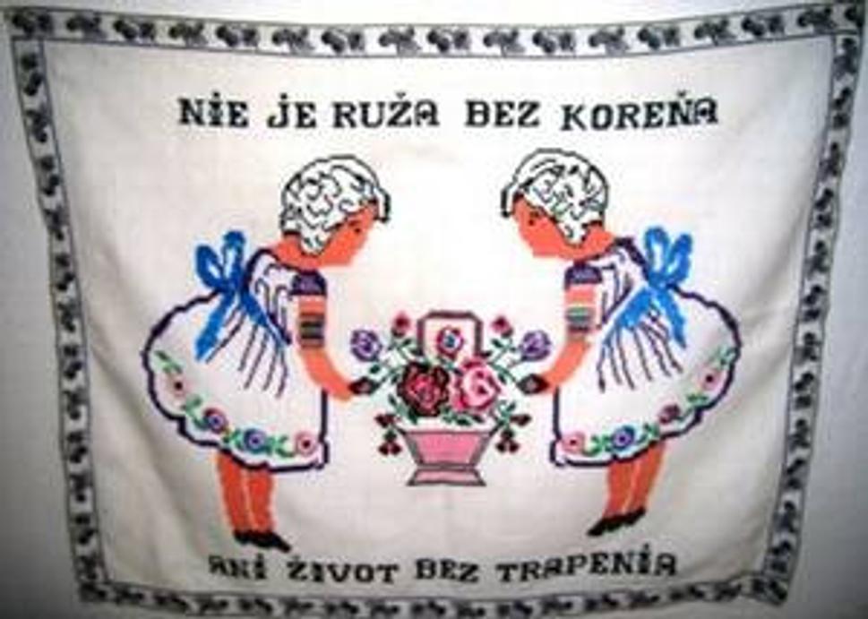 Na plátno vyšili aj svoje skúsenosti. Nástenka z kuchyne starej mamy.
