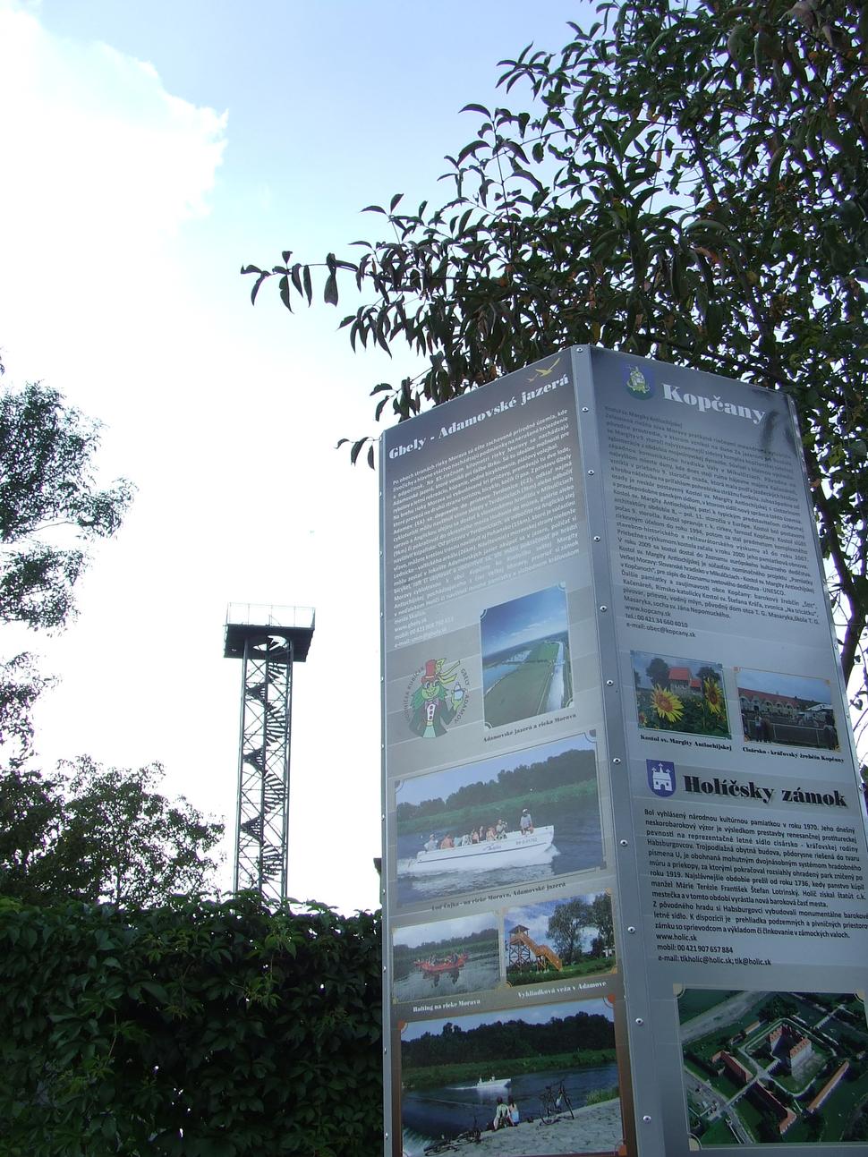 Informačné tabule smerujú turistov do najbližších stredísk.