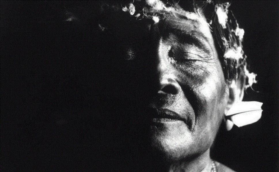 Yanomami šaman. Modlí sa za každí strom, skalu, horu a ducha rieky. Možno aj za to , aby sem biely človek už nikdy neprišiel.