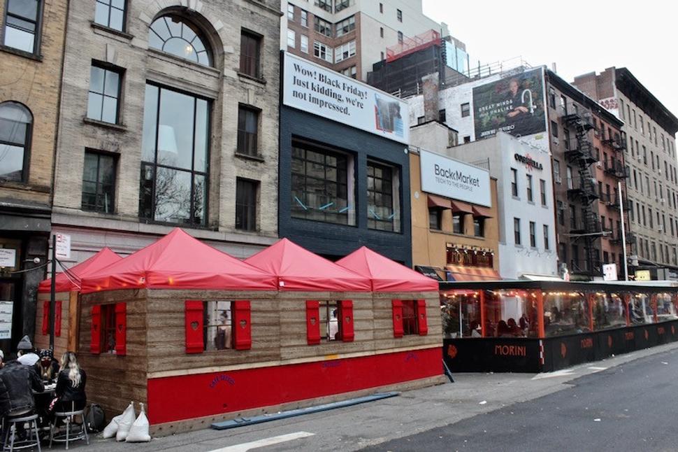 Dnes veľká väčšina reštaurácii v New Yorku má takzvané "outdoor dining" priamo na uliciach