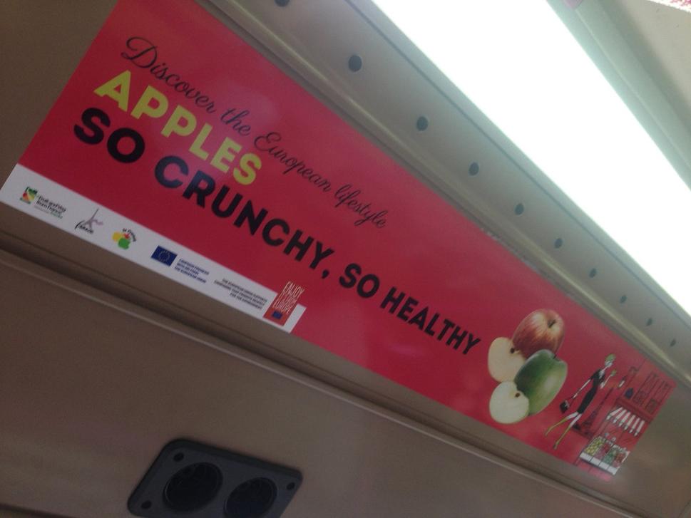 Táto reklama v autobuse propagovala zdravý životný štýl západniarov a síce jablká. No comment.