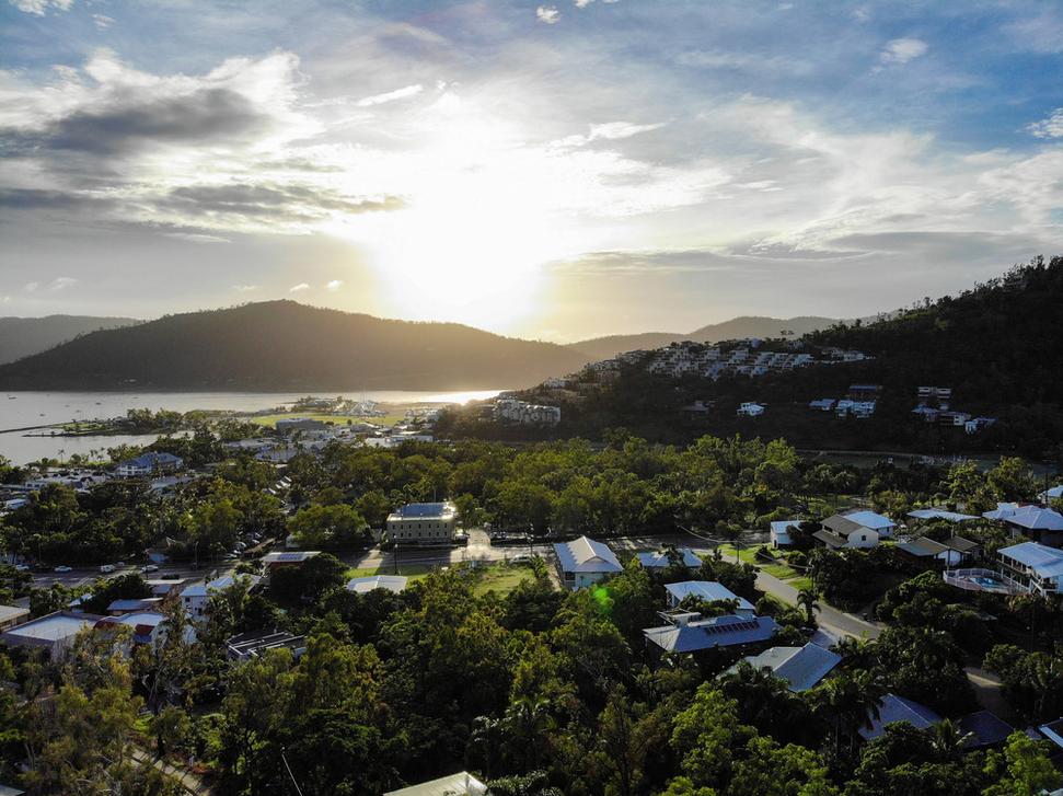 Pohľad z drona na mestečko Airlie Beach