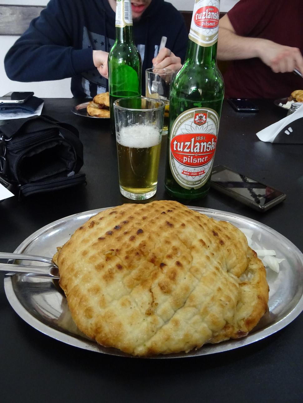 Fantastická kombinácia: bosnianske čevapi a pivo Tuzlanski