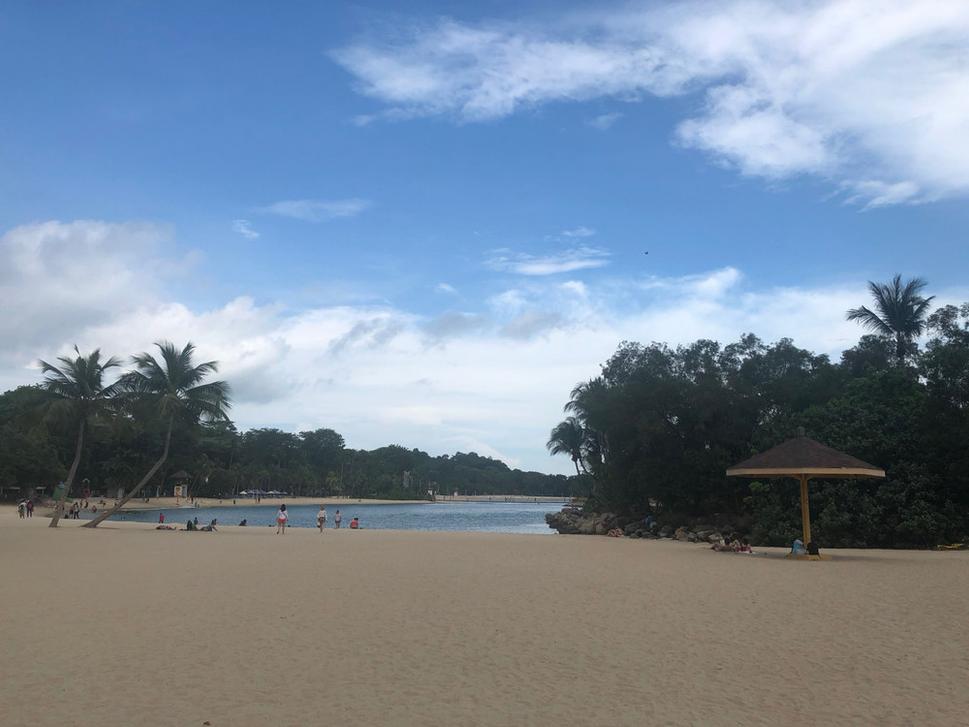 Singapurská mestská pláž. Niekoľko takýchto je vybudovaných na ostrove Sentosa. Až by človek neveril, že je v Singapure, ale keď v pozadí zbadá tie veľké nákladné lode, ktoré tu parkujú a určite niečo aj vypúšťajú do vody, tak ho chuť na kúpanie prejde.