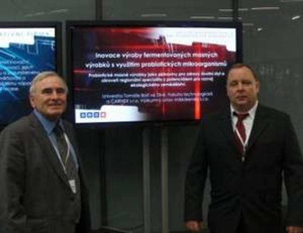 ČESKÁ INOVACE, 22. 2. 2012 vľavo doc. Ing. Jan Hrabě, PhD., jeden zo spoluautorov technológie, vpravo Ing. René Martinka, zástupca Carnex spol. s r.o. Francova Lhota, aplikujúceho novú technológiu.