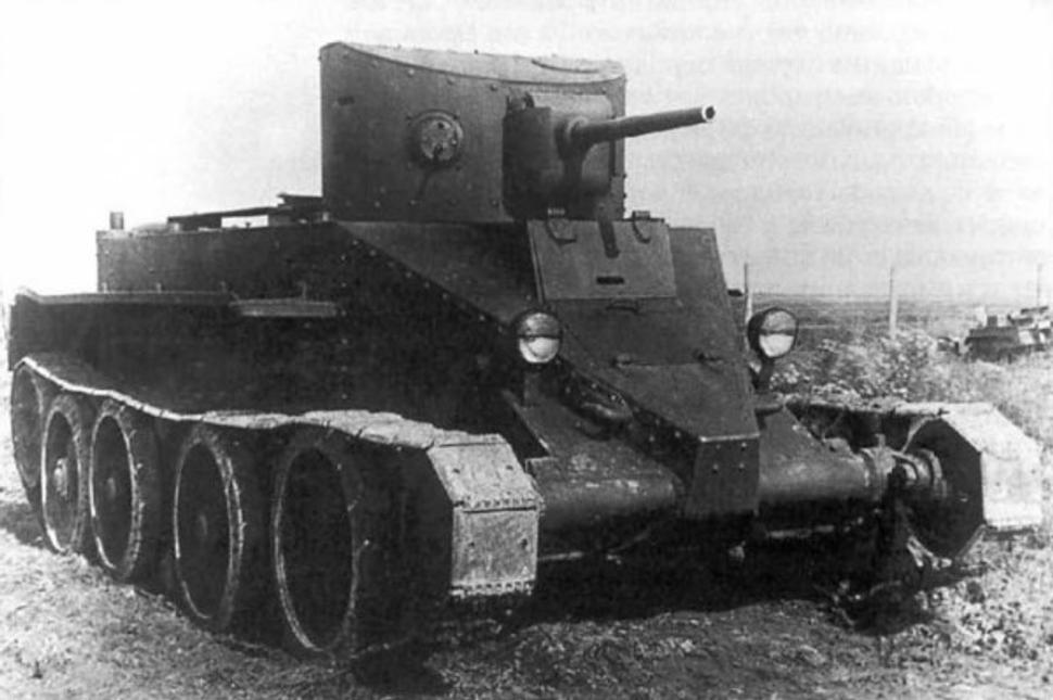 BT-2 s výzbrojí 1x 37 mm vz.1930 B-3 a 1x 7,62 mm DT