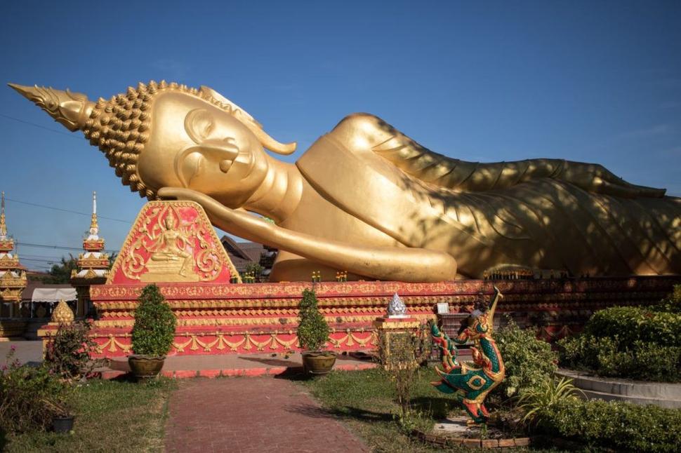 Budha si vylihuje hneď vedľa najznámejšieho chrámu v Laose