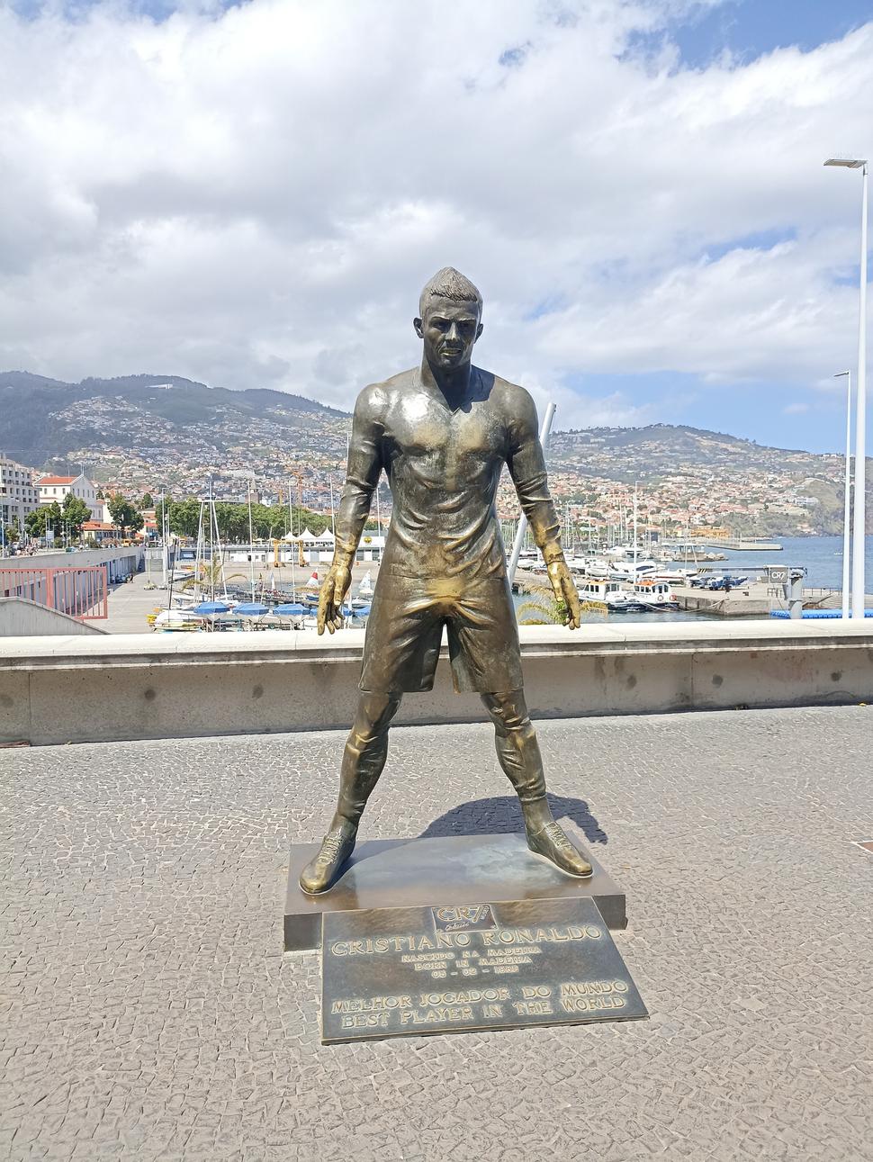 Socha Ronalda pred jeho múzeom