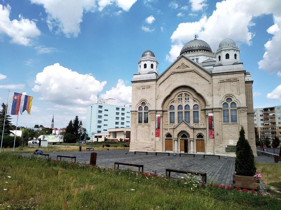 Lučenec. Krásna Synagóga na socialistickom sídlisku, lemovaná bezdomovcami na lavičkách. Bizár.