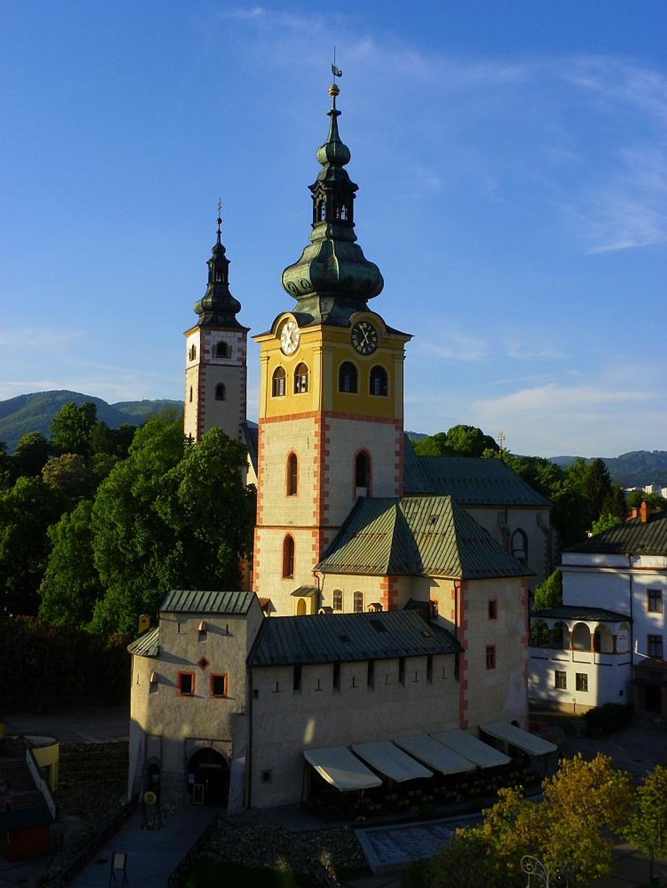 Mestský hrad Banská Bystrica z Hodinovej veže.