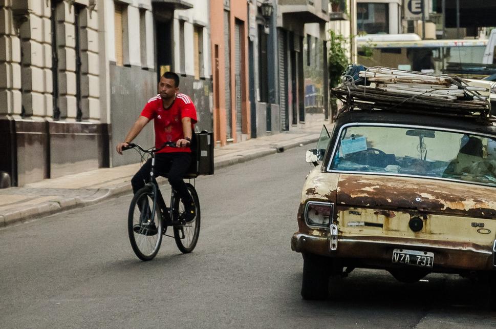 No mnohé z ulíc San Telma boli pokojné a prázdne, a mohli ste cez ne zadumane prechádzať ako tento pán na bicykli.