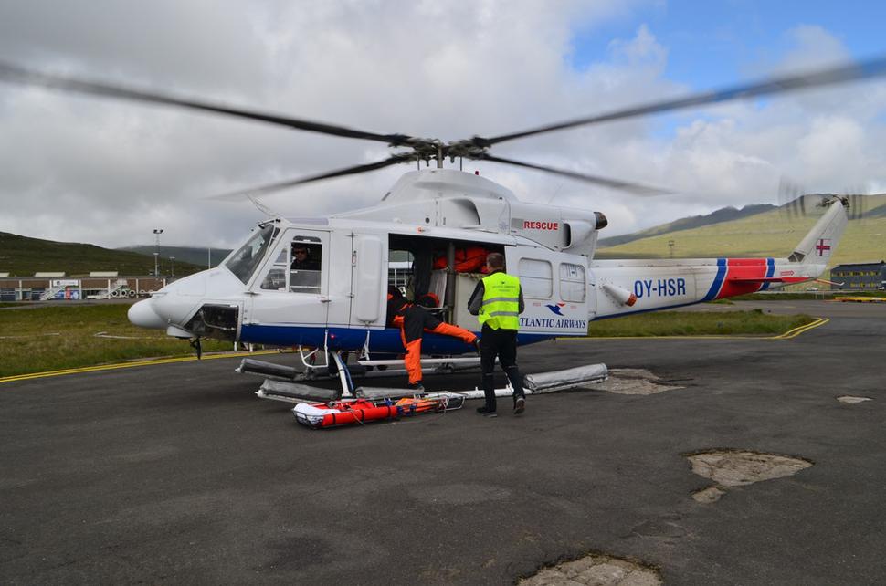 Keď treba niekde zasiahnuť, tá istá helikoptéra sa premieňa na záchranársku s nosidlami a dvoma záchranármi na palube