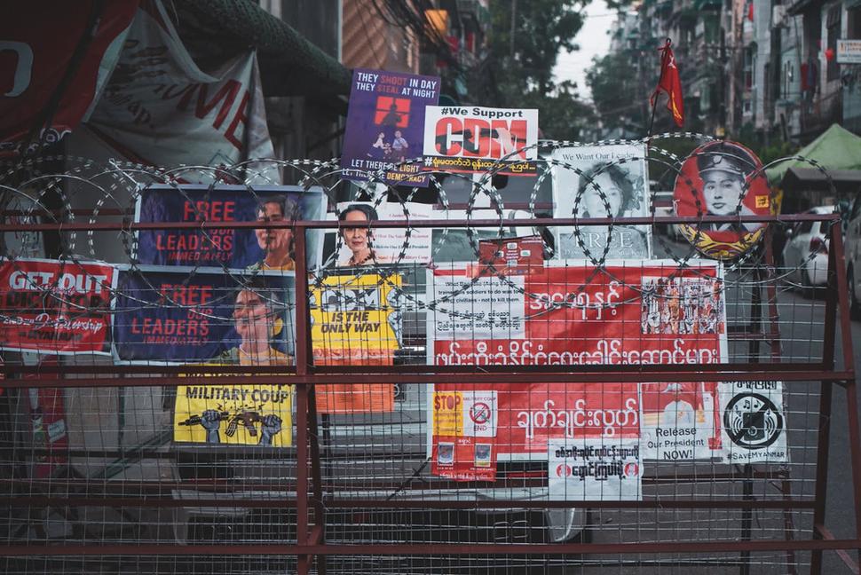 Provizórne bariéry na ochranu pred výtržníkmi aj políciou
