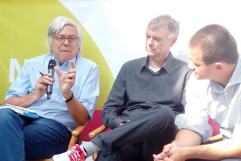 Andreas Gross v diskusii v Bratislave počas summitu (zľava),