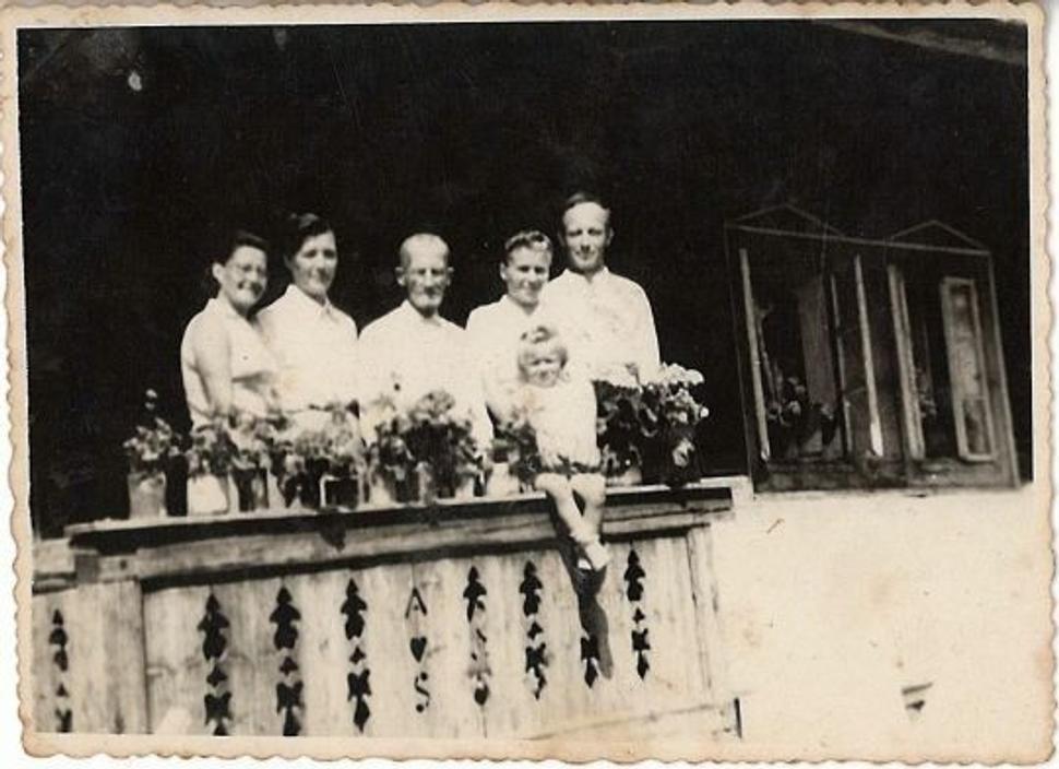 Na fotke sú sprava priateľka Anny Márie dedovej sestry, Anna Mária, pradedo Augustín Slovík, stará mama Helena s mojou mamou Martou a manželom Albinom.