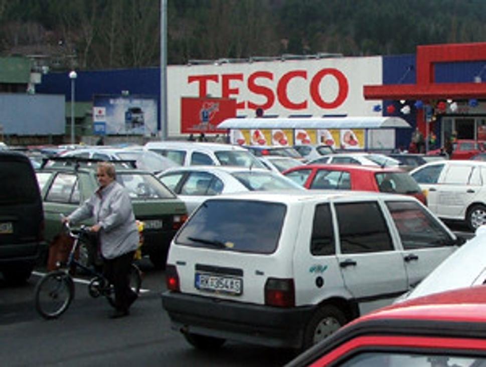 Ružomberské Tesco. Na vstupe sa už od hlavnej cesty čnie 6-22h, hoci je otvorené do polnoci. Komu tento stav vyhoveuje?