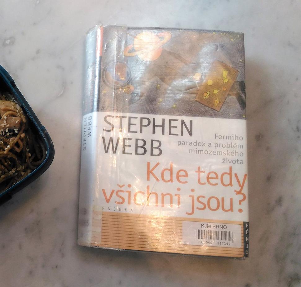 Dôkaz, že knihy o fyzike sa bez problémov dajú čítať aj počas obednej pauzy...
