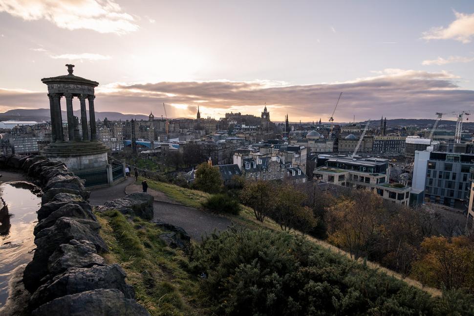 Známa panoráma mesta z Calton Hill