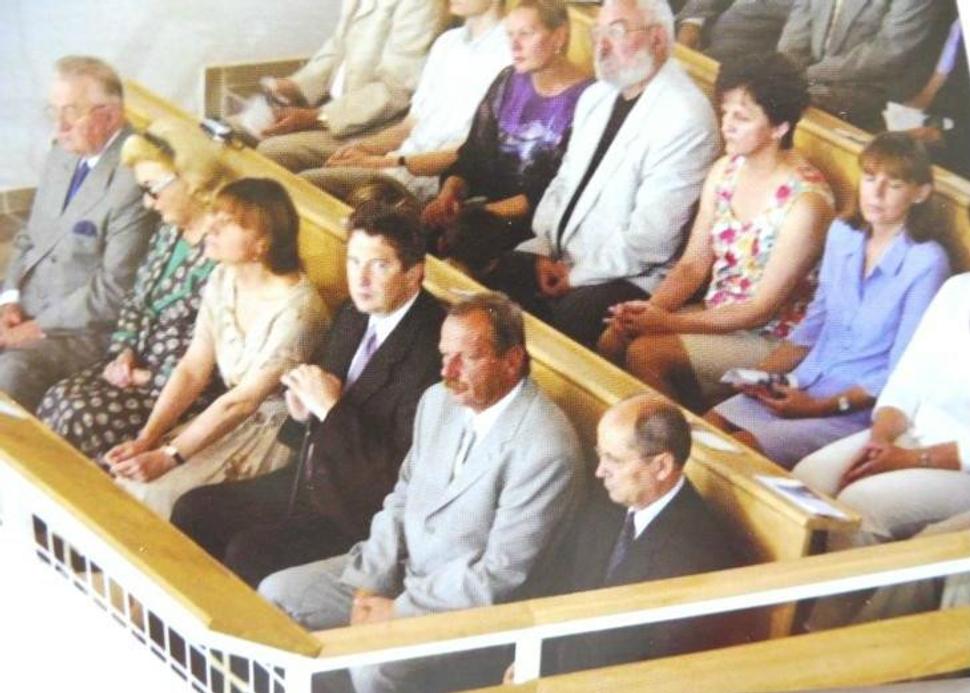 Pohľad na významných "svetských" hostí vysviacky. Prvý rad - zľava doprava: Prezident SR Michal Kováč, jeho manželka Emília, (manželka?) a Ivan Šimko, minister vnútra SR, primátor mesta Vysoké Tatry Gabriel Ondrovič, minister spravodlivosti SR Ján Čarnogurský. V druhom rade, v bielom obleku: Ing. Arch. P. Repka, s manželkou.