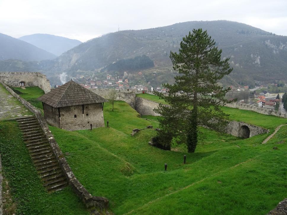 Stredoveká pevnosť nad mestom s výborným výhľadom na okolie