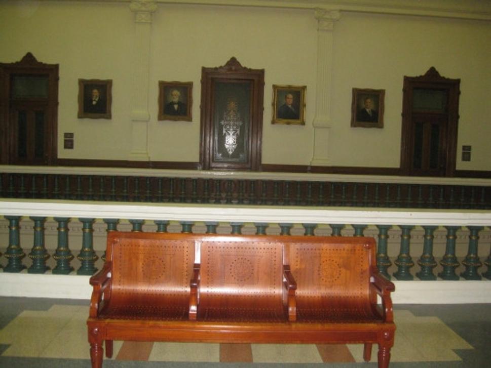 Na stenách sú zavesené portréty všetkých guvernérov Texasu.
