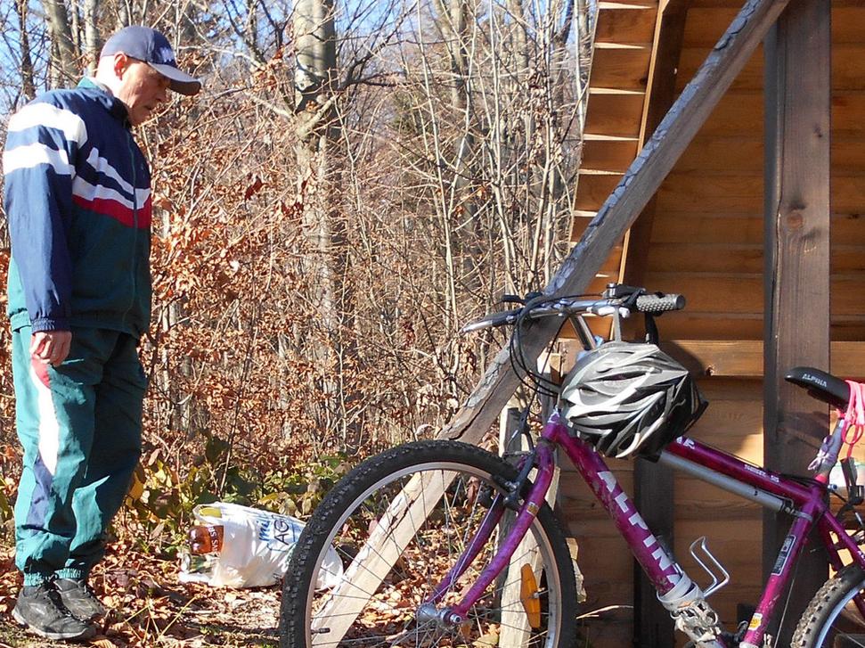 A takto to začína, najprv jedna igelitka a potom sa to kopí, lebo ďalší tiež turisti si asi povedia, ak to tu môžu nechať iní, tak to môžme spraviť s našimi odpadkami aj my...