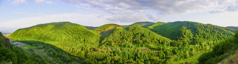 Pohľad na Pustý hrad (vľavo) a Vartu nad Dolnými Brezinami (vpravo) zo Stráží nad Zvolenom dokumentuje, ako výborne mohli vartáši na týchto troch strážnych miestach ohňom a dymom medzi sebou komunikovať.