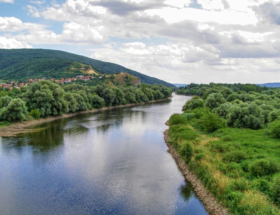 hore hladina rieky Moravy teraz a dolu Morava pred dvomi rokmi