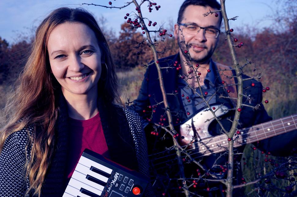 0.Fotka s basgitaristom. Záber patrí k sérii promo fotiek k CD